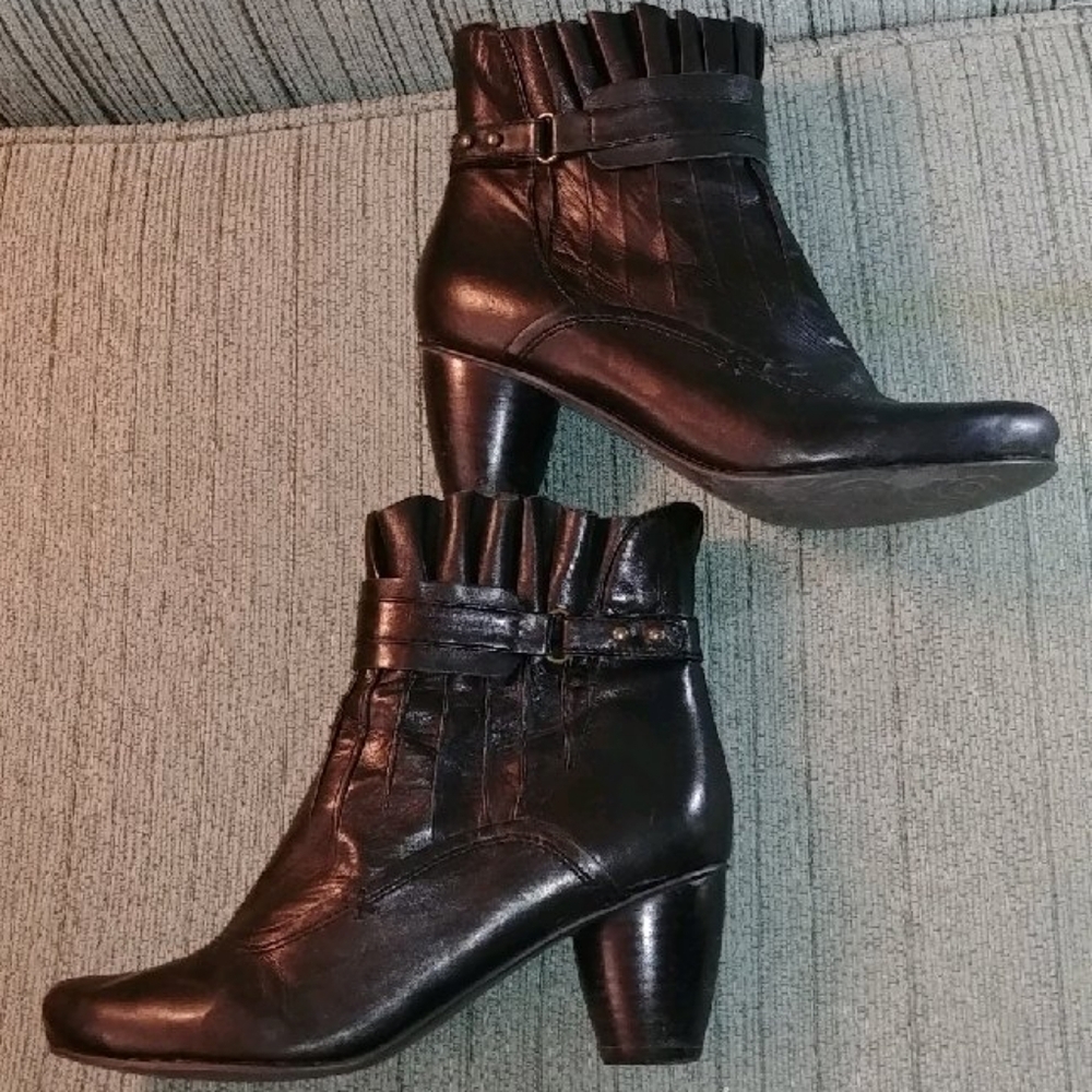 Everybody leather ankle boots.